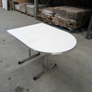 Table buffet avec un côté arrondi